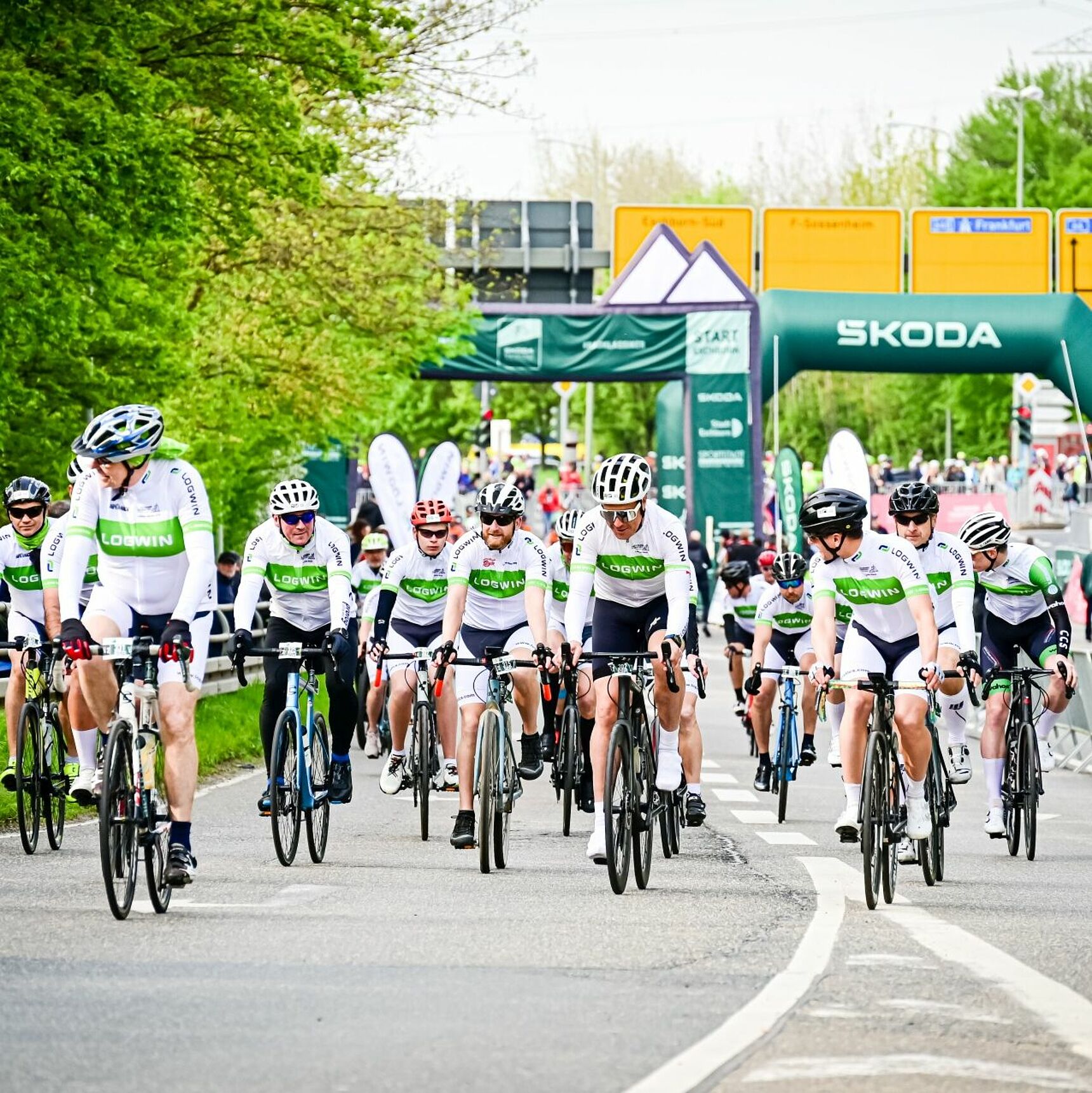 [Translate to English:] Logwin Team am Start der Skoda Velotour beim Radklassiker Eschborn-Frankfurt